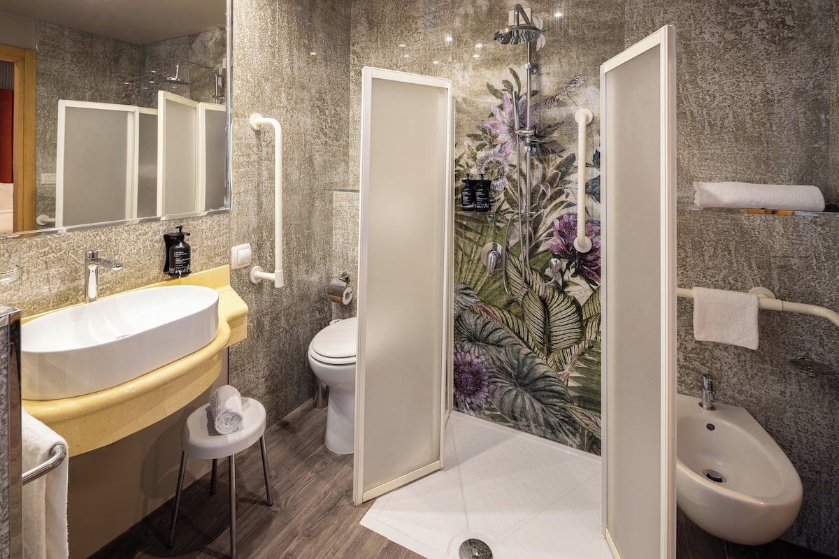 Standard Room, 2 Single Beds, Non Smoking | Bathroom