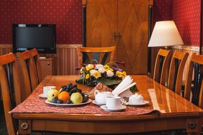 Premium Suite (Plaza) | In-room dining