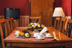 Premium Suite (Plaza) | In-room dining