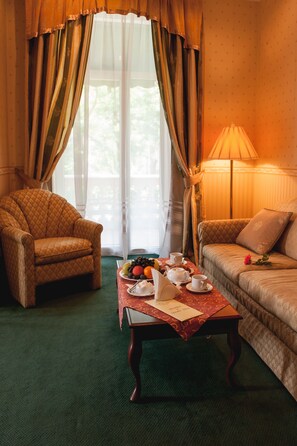 Junior-Suite | Wohnbereich | Fernseher