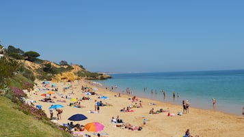 In Strandnähe, weißer Sandstrand, Angeln