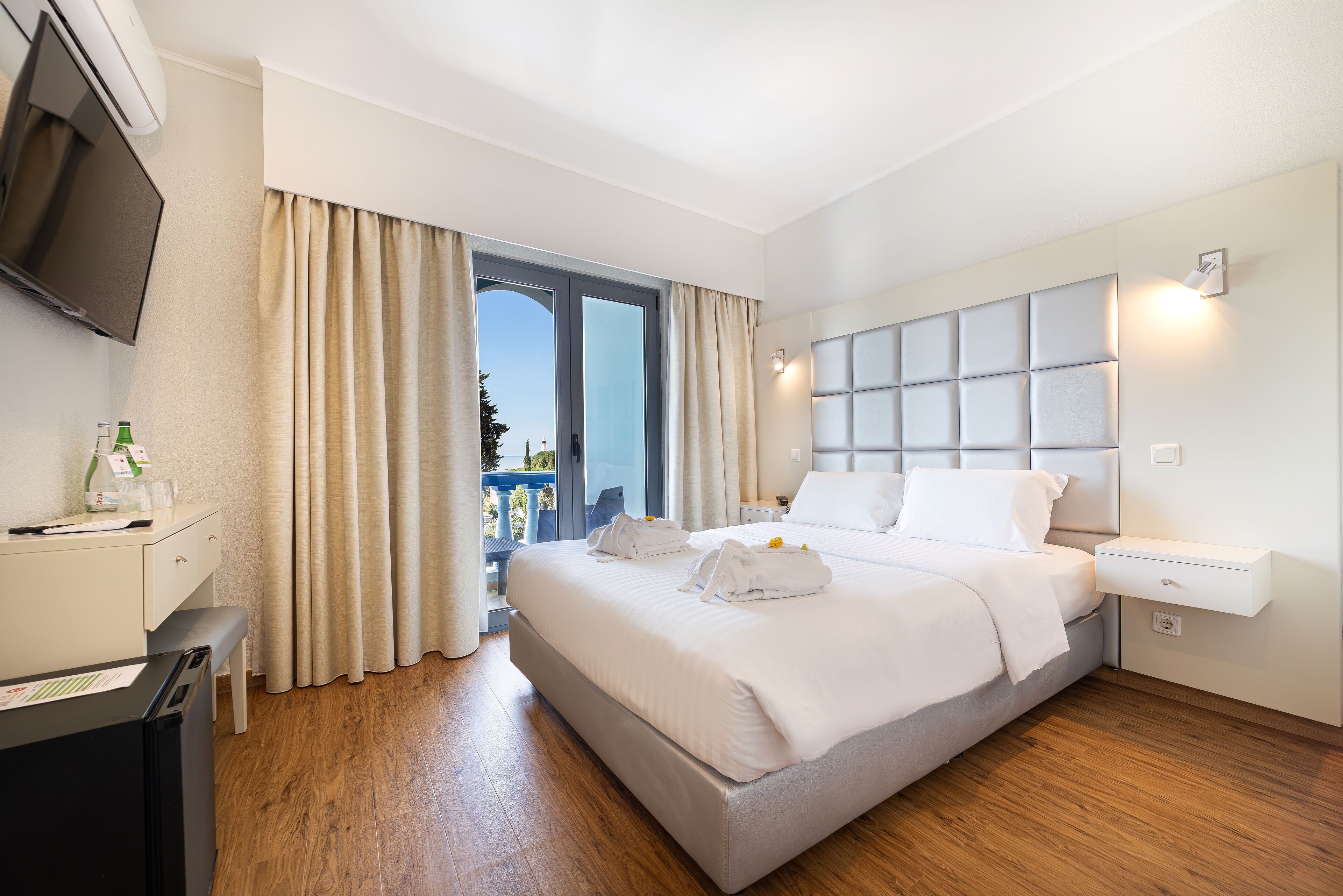 Deluxe Double Room, Sea View | Minibar, desk, blackout curtains, soundproofing