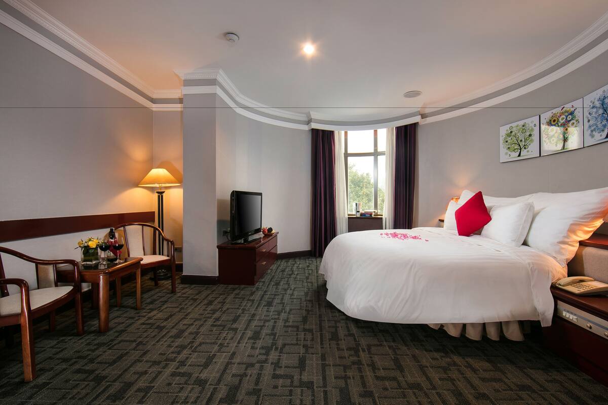 Honeymoon Room, 1 Double Bed | Minibar, in-room safe, desk, soundproofing