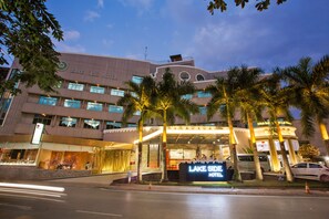 Front of property - Lake Side Hotel (Hanoi)
