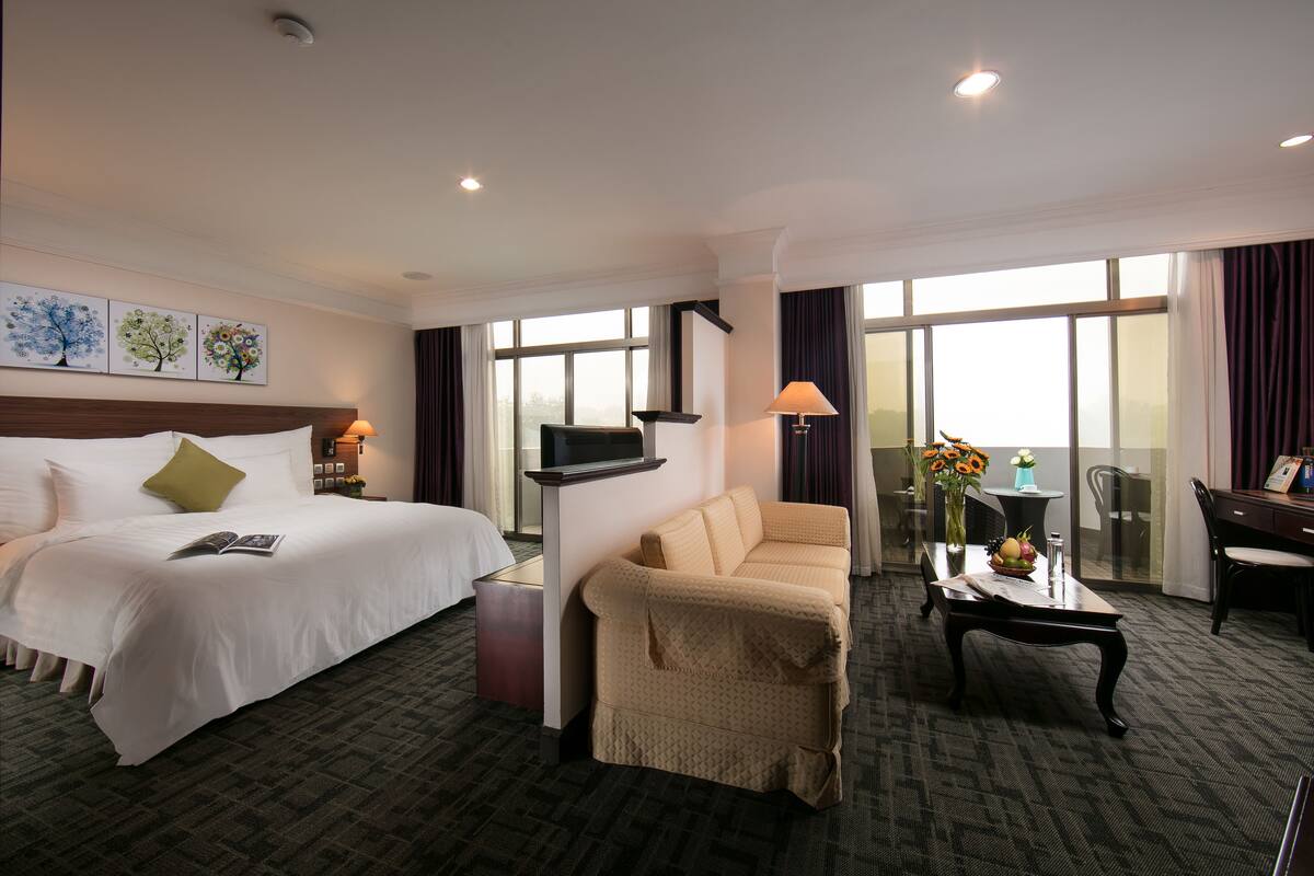 Executive Room, 1 Double Bed (A) | Living area | TV