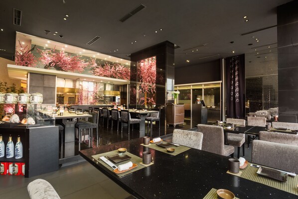 2 restaurantes; se sirven comidas y cenas