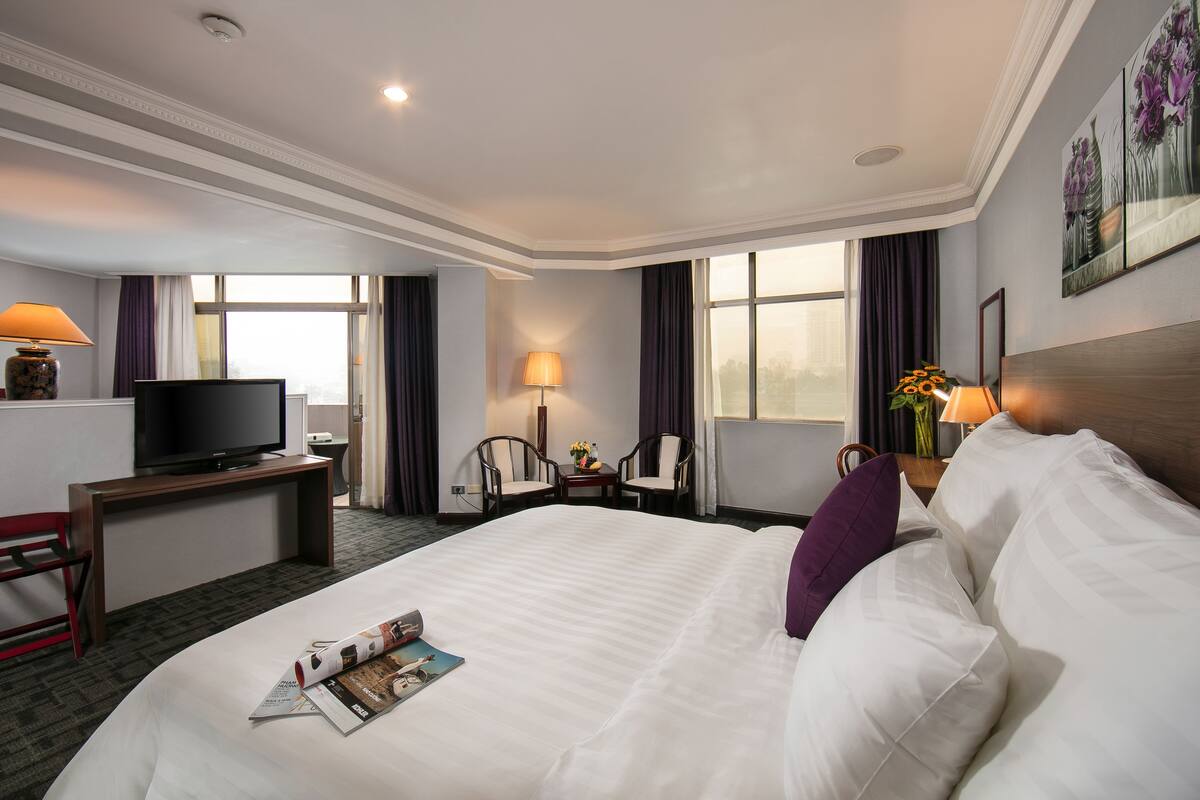 Executive Room, 1 Double Bed (B) | Minibar, in-room safe, desk, soundproofing