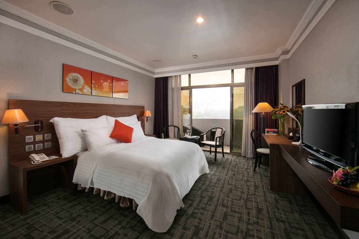 Superior Room, 1 Double Bed, Lake View | Minibar, in-room safe, desk, soundproofing