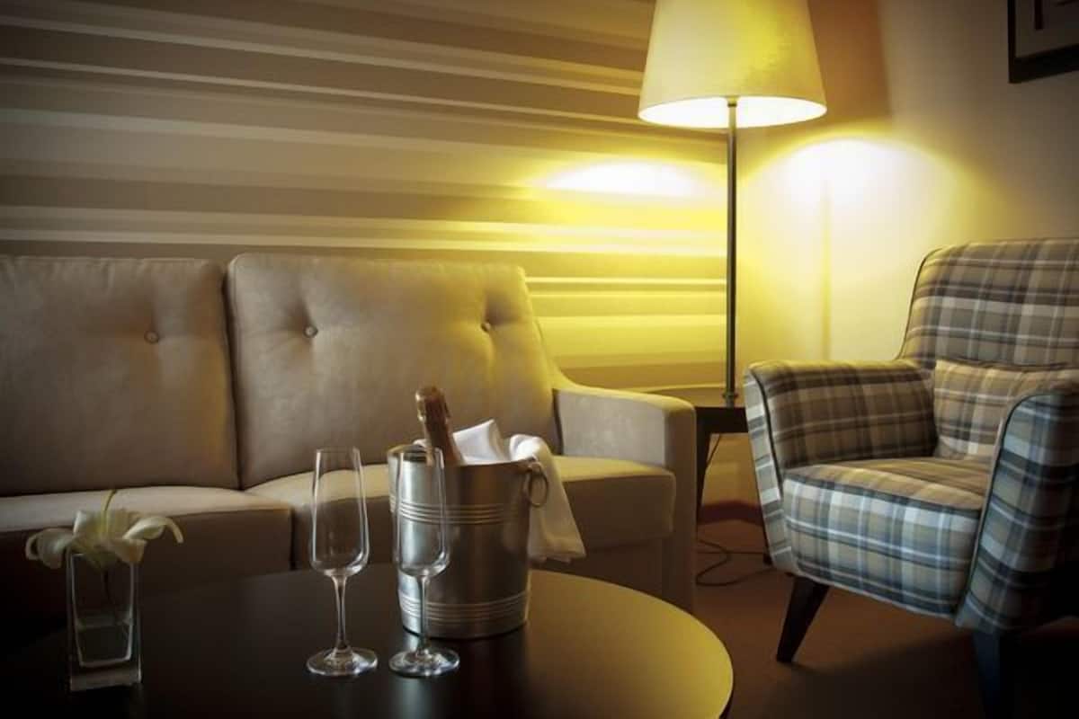 Phòng Suite | Minibar, két bảo mật tại phòng, màn/rèm cản sáng 