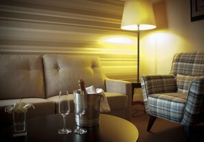 Suite | Een minibar, een kluis op de kamer, verduisterende gordijnen, babybedden