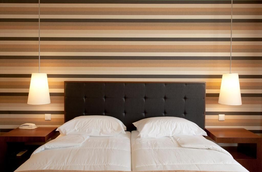 Minibar, coffres-forts dans les chambres, rideaux occultants