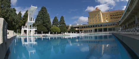 Una piscina al aire libre de temporada