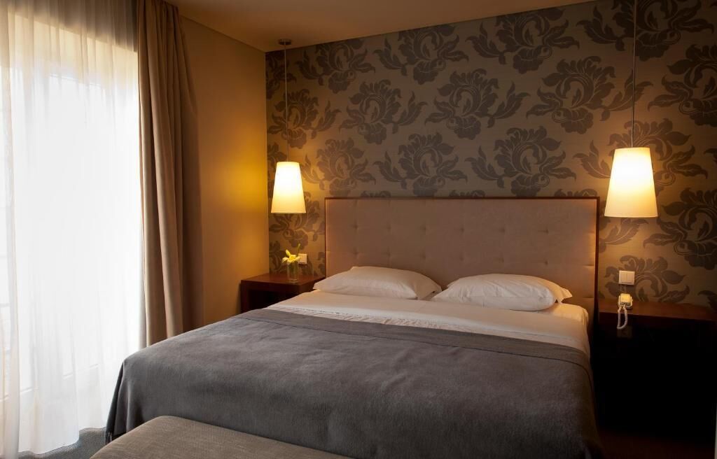 Minibar, coffres-forts dans les chambres, rideaux occultants