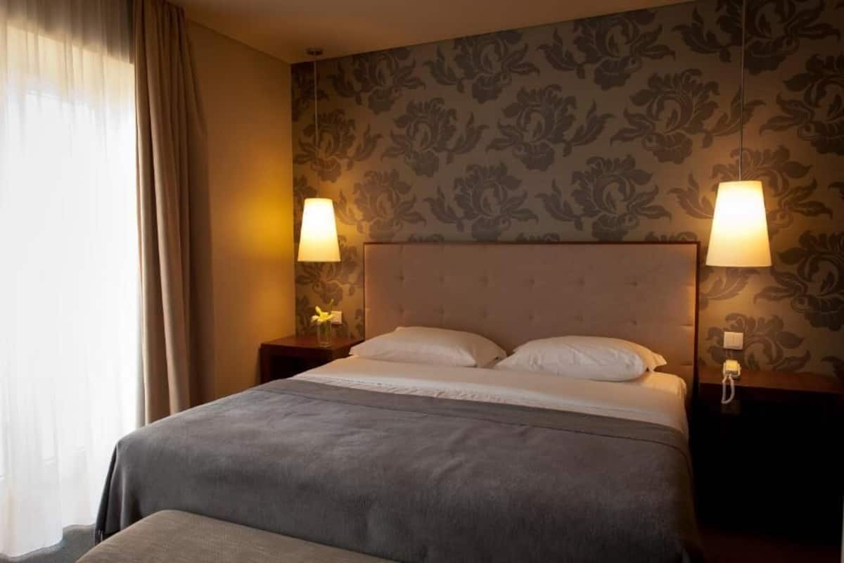 Minibar, coffres-forts dans les chambres, rideaux occultants