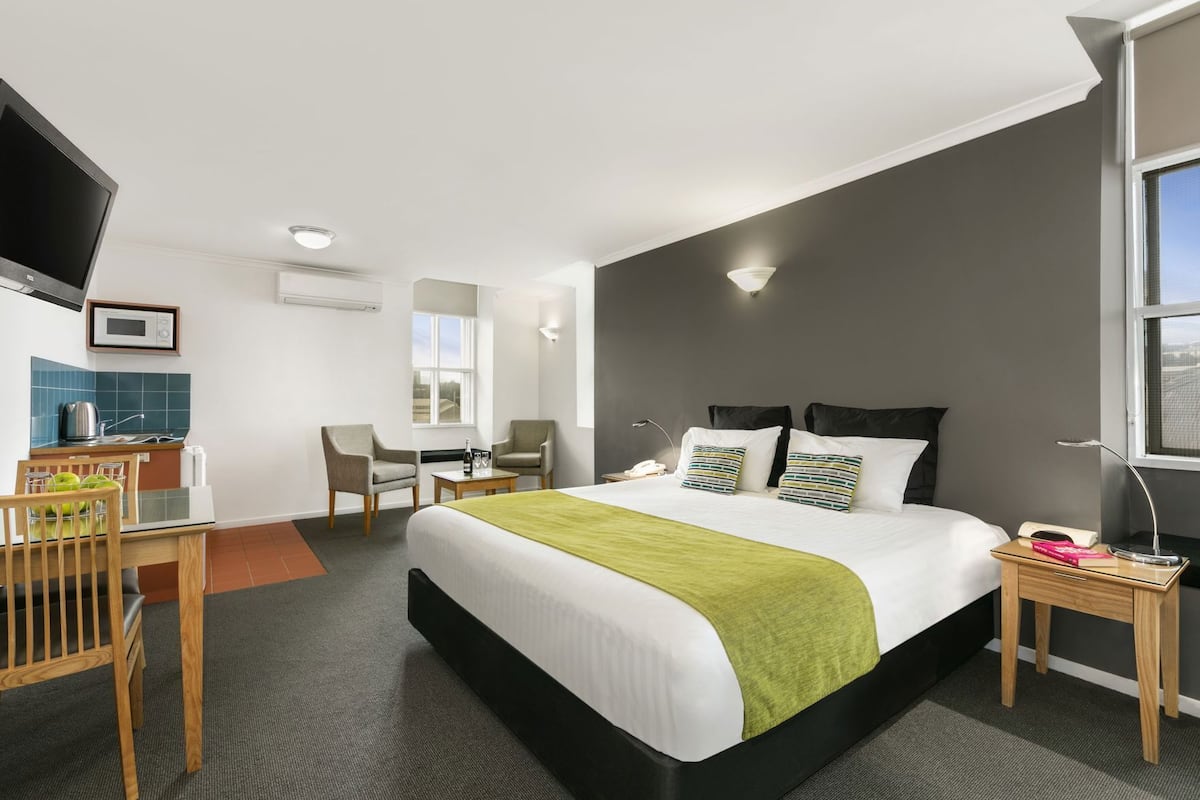 In-room safe, desk, iron/ironing board, free WiFi