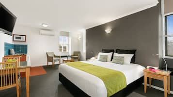 Family Suite | In-room safe, desk, iron/ironing board, free WiFi