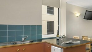Deluxe Studio | Private kitchenette | Espresso maker, fridge, microwave, electric kettle - Hobart Waterfront Apartments (Hobart)