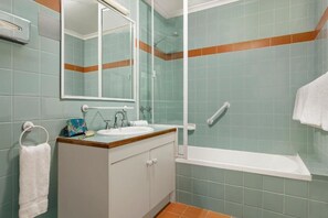 Standard Studio | Bathroom | Combined shower/bathtub, hair dryer, towels, soap - Hobart Waterfront Apartments (Hobart)