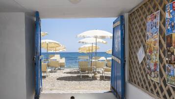 På stranden, solstolar och parasoller