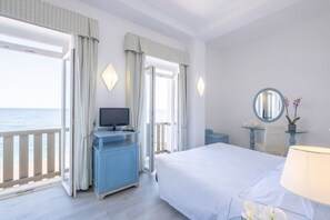 Minibar, skrivbord, arbetsyta för laptop och sängkläder