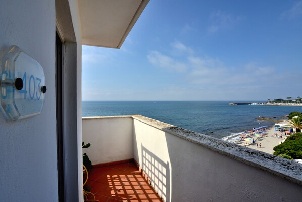 A balcony with a view of the sea and a beach. - Hotel del Sole (Santa Marinella)