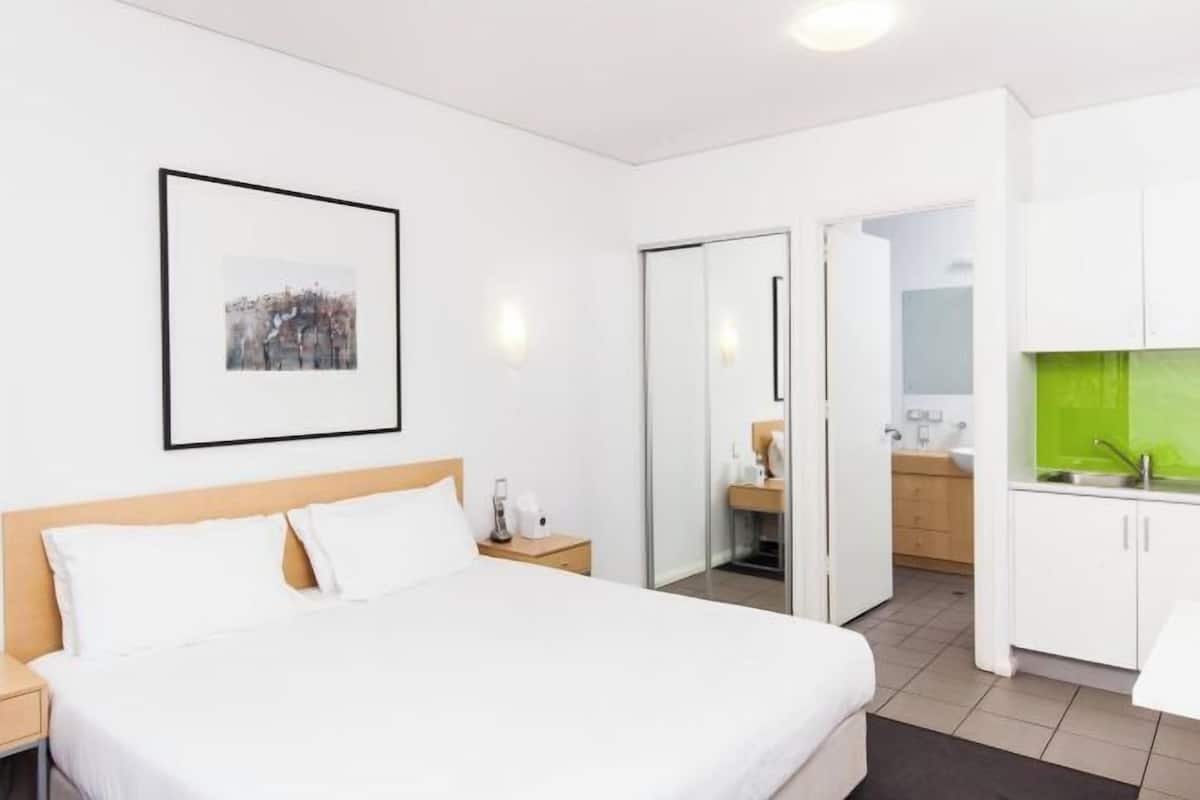2 slaapkamers, een kluis op de kamer, een bureau