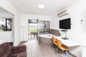 2 bedrooms, in-room safe, desk, iron/ironing board