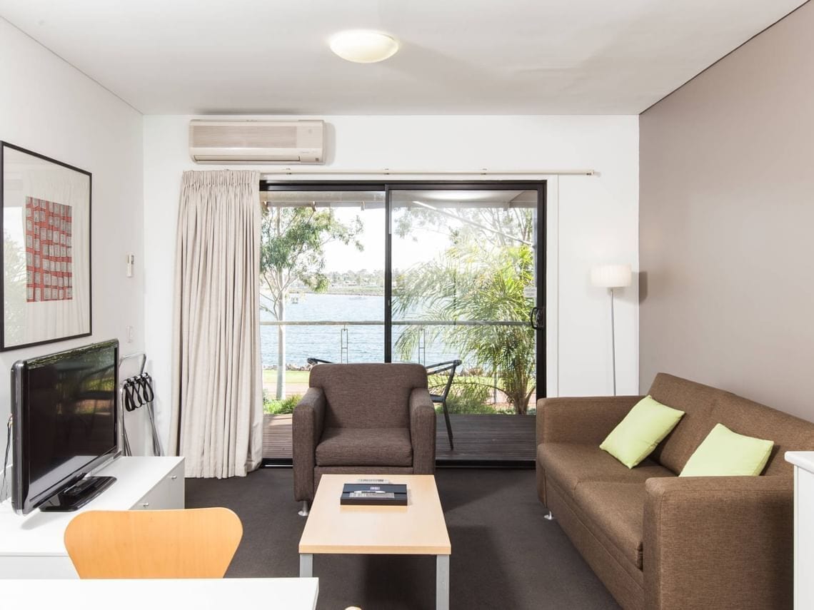 Leilighet – superior | Oppholdsområde | En 42-tommers LCD-TV med kabel-kanaler samt TV og DVD-spiller