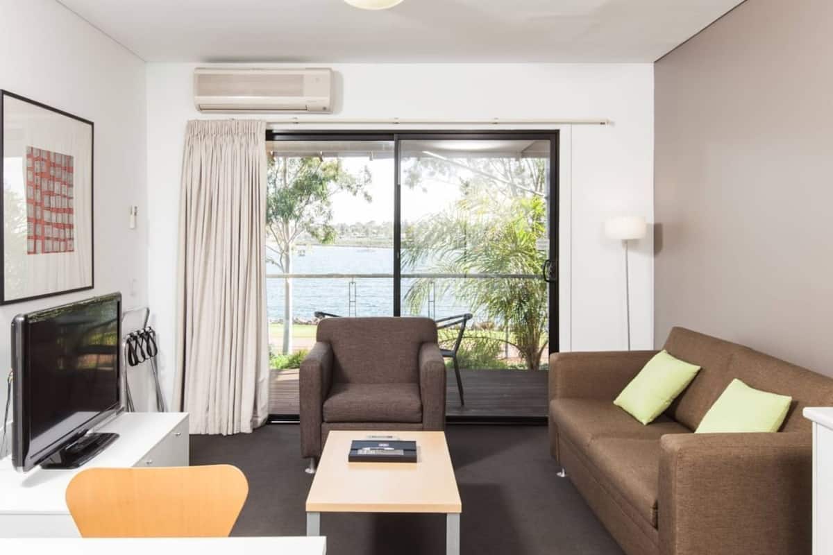 Leilighet – superior | Oppholdsområde | En 42-tommers LCD-TV med kabel-kanaler samt TV og DVD-spiller