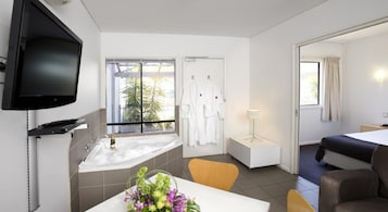Apartamento, 1 habitación | Baño | Artículos de higiene personal gratuitos, secador de pelo y toallas
