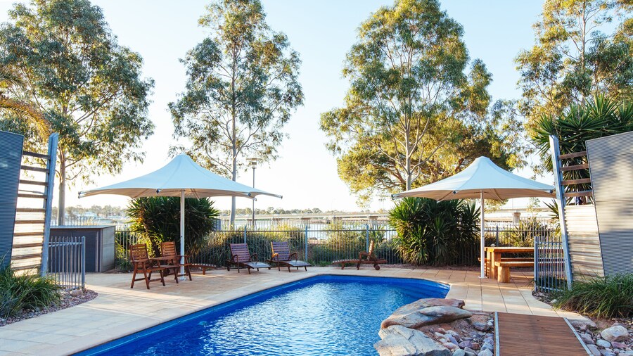 Majestic Oasis Apartments