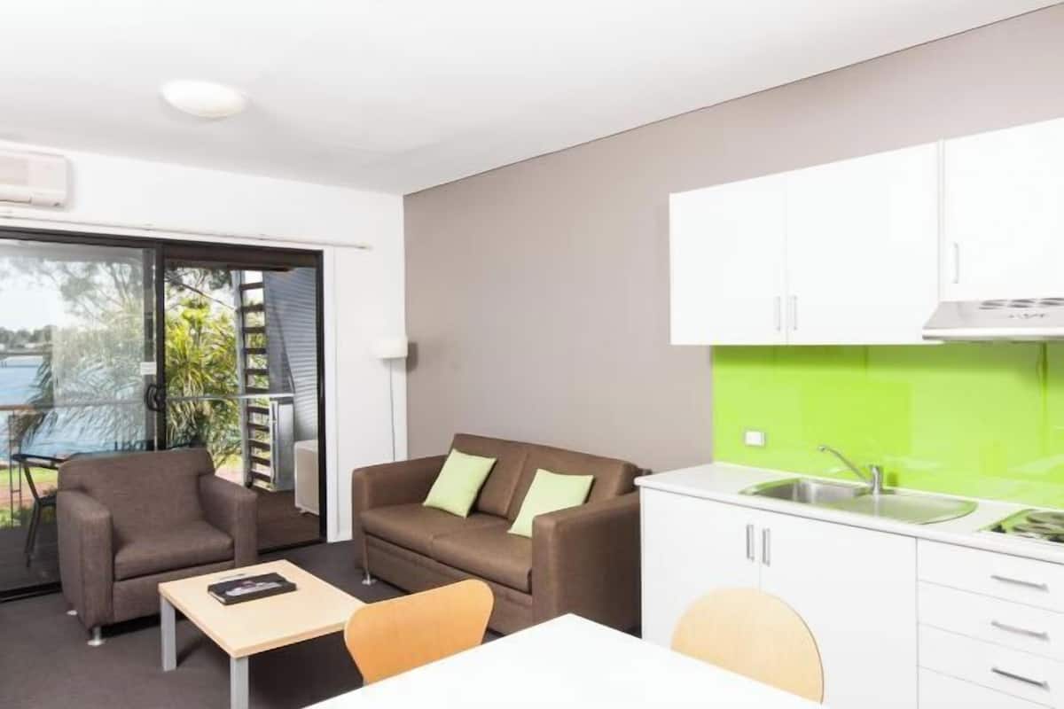 Área de sala de estar | Televisión LCD de 42 pulgadas con canales por cable y televisión