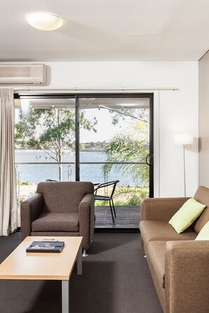 Apartment, 1 Schlafzimmer (Waterfront) | 2 Schlafzimmer, Zimmersafe, Schreibtisch, Bügeleisen/Bügelbrett