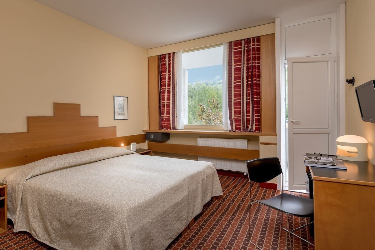 Minibar, in-room safe, desk, free WiFi