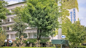A hotel with a large tree in front, a sign reading "HOTEL SANTO," and a smaller sign for "HOTEL SANTO DE BASSORES." - Hotel Santoli (Alto Reno Terme)