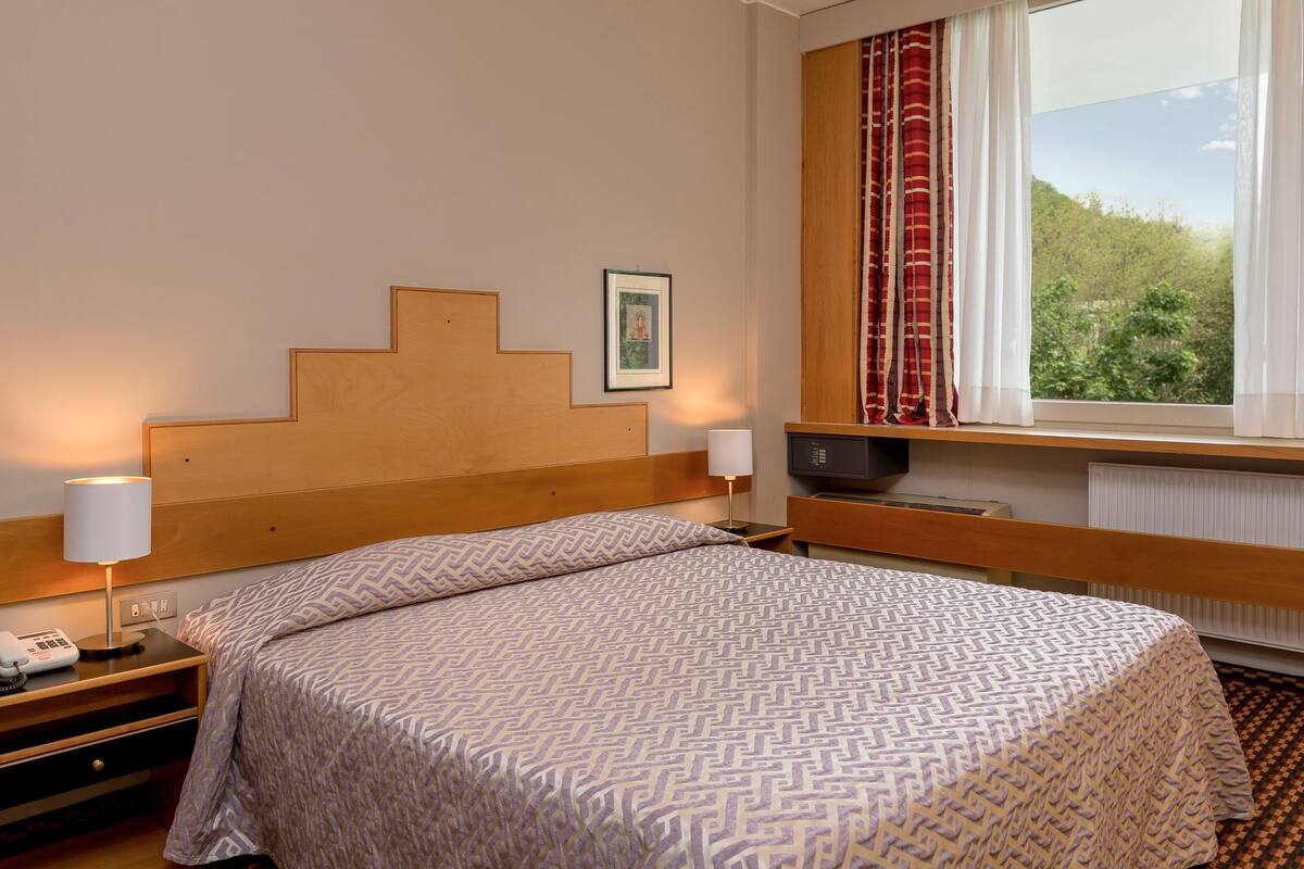Minibar, coffre-fort, bureau, accès au Wi-Fi (inclus)