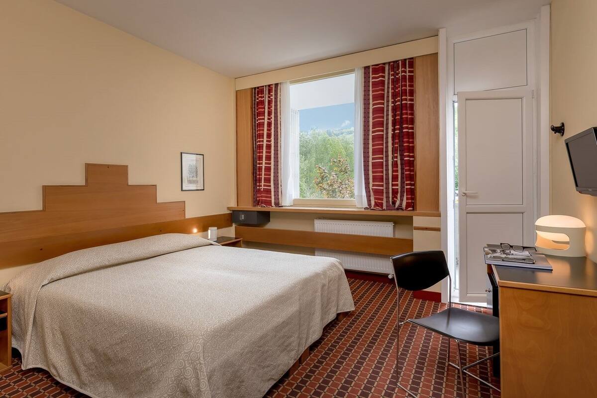 Chambre économique double ou avec lits jumeaux | Minibar, coffre-fort, bureau, accès au Wi-Fi (inclus)