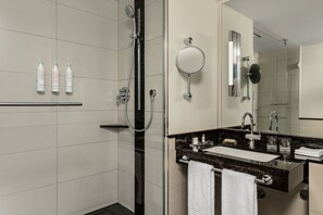 Produtos de toalete biodegradáveis, secador de cabelo, chinelos 