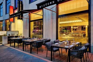 2 restauranter: frokost, lunsj og middag serveres
