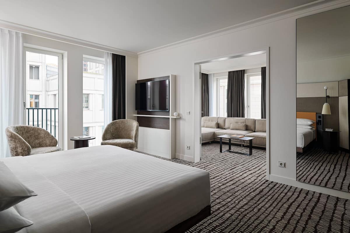 Executive Suite, 1 King Bed, Non Smoking | Premium bedding, down comforters, pillowtop beds, in-room safe
