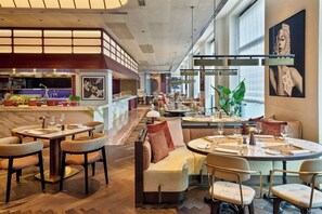2 restaurants; breakfast, lunch, and dinner served - Berlin Marriott Hotel (Berlin)