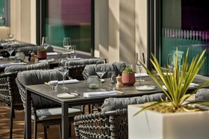2 restaurants; breakfast, lunch, and dinner served - Berlin Marriott Hotel (Berlin)