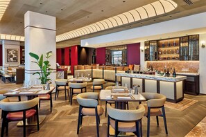 2 restaurants; breakfast, lunch, and dinner served - Berlin Marriott Hotel (Berlin)