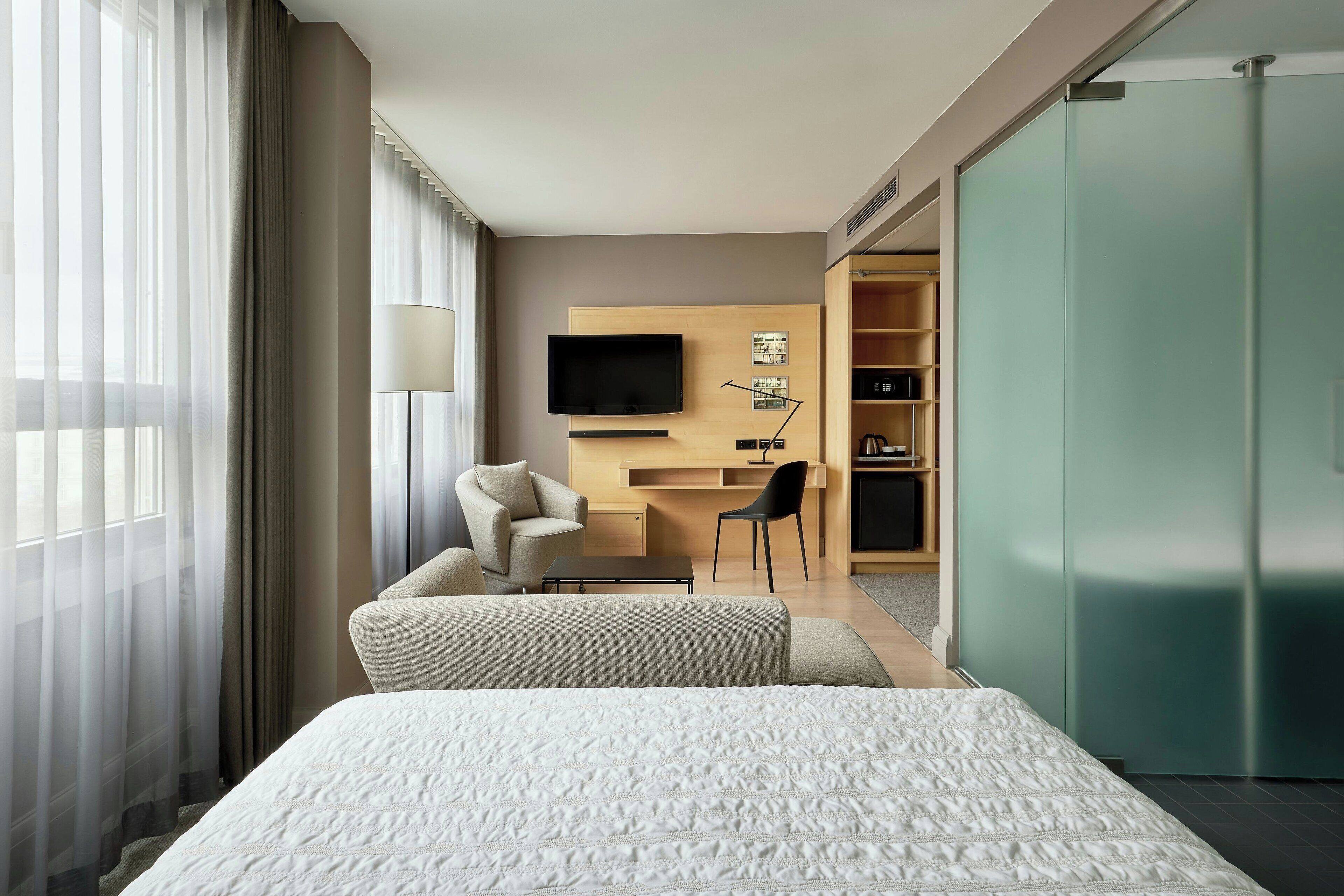 Classic Room, 1 Queen Bed | Premium bedding, down comforters, pillowtop beds, in-room safe