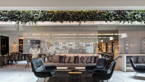 Ein stilvoller Lounge-Bereich mit einer Couch, zwei Sesseln und einem kleinen Tisch.