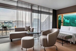 Premium bedding, down duvets, pillow-top beds, in-room safe - Le Méridien Wien (Vienna)