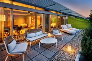 Suíte, 1 quarto, terraço, vista para a cidade | 1 quarto, roupas de cama premium, edredons de pluma