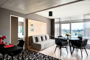 Premium bedding, down duvets, pillow-top beds, in-room safe - Le Méridien Wien (Vienna)