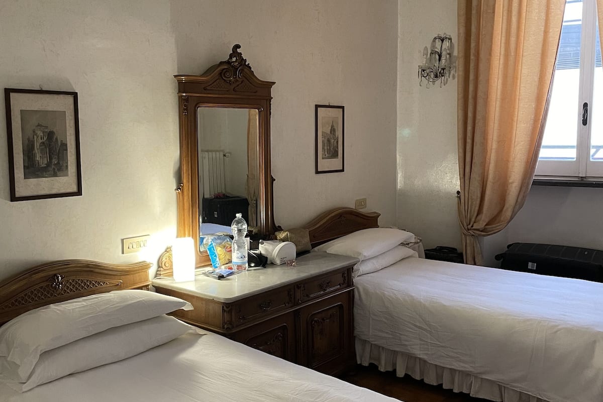 ツインルーム (Trevi Fountain View) | 低反発ベッド、セーフティボックス (室内)、WiFi (無料)、客室ごとに異なる装飾