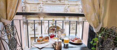 Esmorzar diari d'estil bufet gratuït